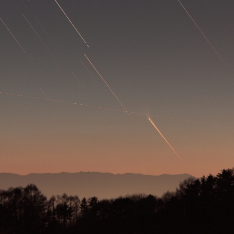 北アルプスに沈むパンスターズ彗星