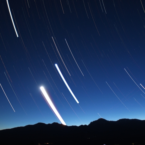 八ヶ岳に沈む星々