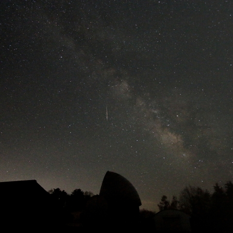 ドームと流れ星