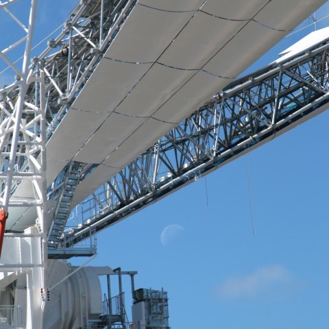 54mアンテナと残月