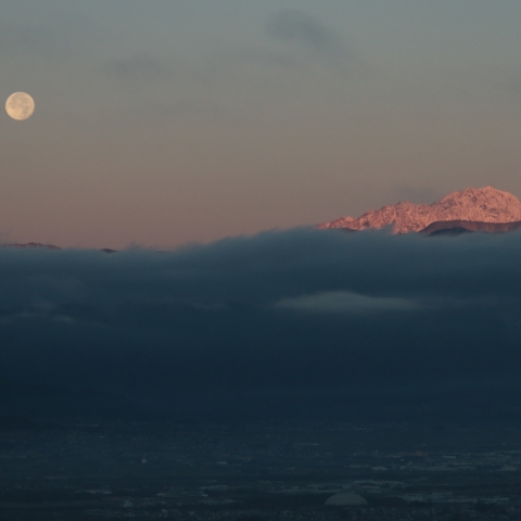月と穂高連峰