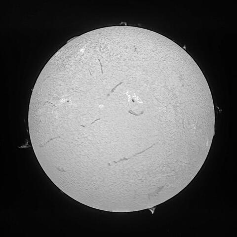 太陽面（4月9日 北米皆既日食より約半日後）