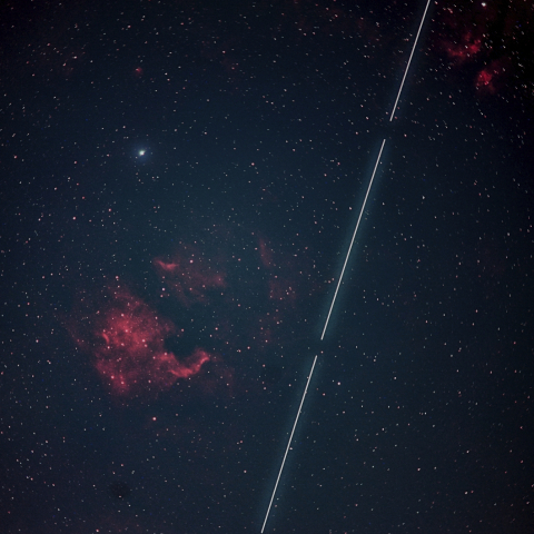 デネブ付近（白鳥座）を通過するISS