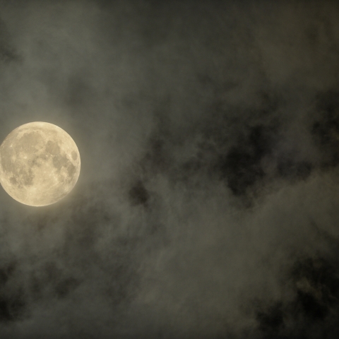 雲間の名月と土星