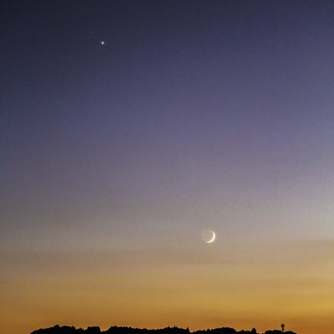 三日月と金星