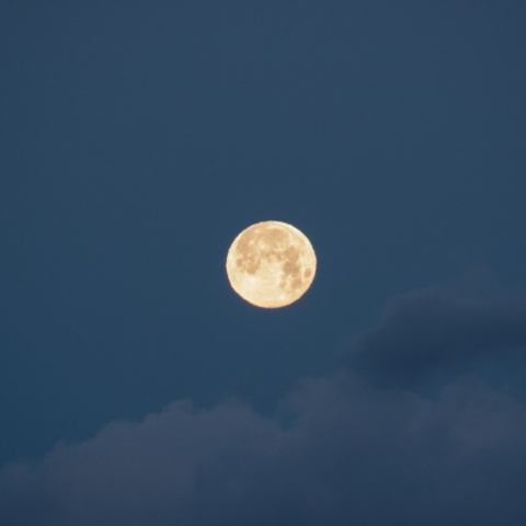 雲間に沈むスノームーン