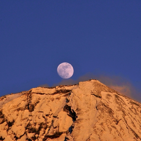 富士山頂に昇る月