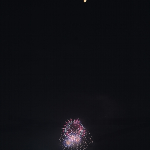 月と花火