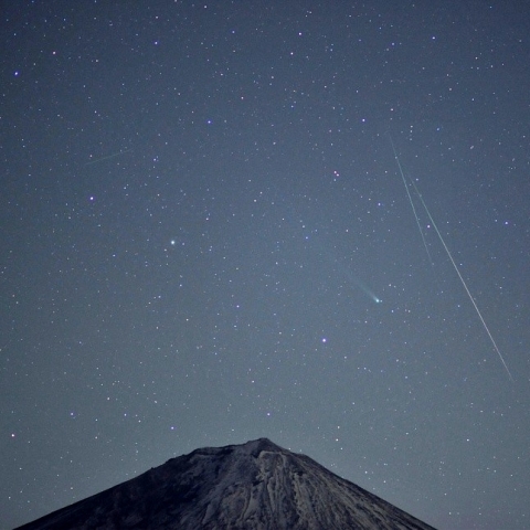 富士山、ラブジョイ彗星、ふたご座流星