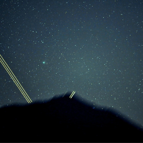 富士山頂に昇るジャック彗星