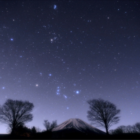富士に昇る冬の星座とラブジョイ彗星