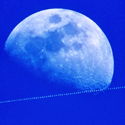 白昼の月面通過