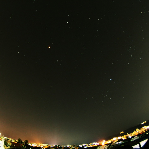 皆既月食中の星空