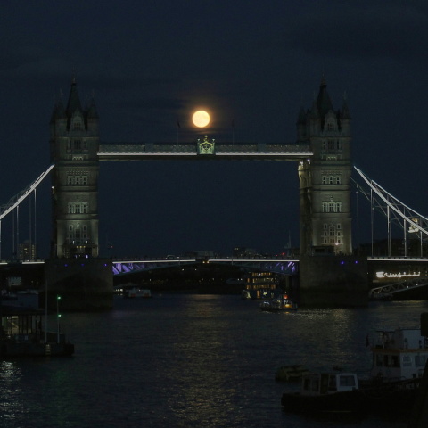 タワーブリッジと満月