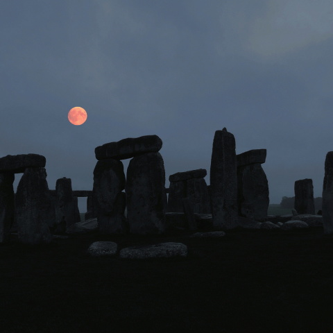 満月とストーンヘンジ
