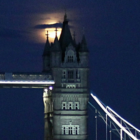 タワーブリッジにかかる満月