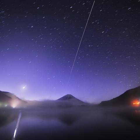 富士山頂に向かうISS