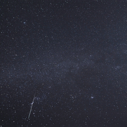 M42を貫くふたご座流星