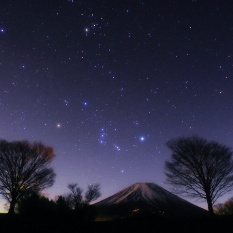 富士に昇るオリオン