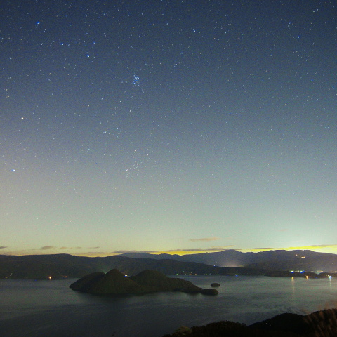 洞爺湖に昇る昴