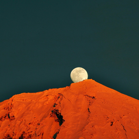 剣ヶ峰に昇る月