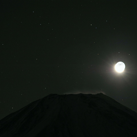 富士山に昇る月と火星