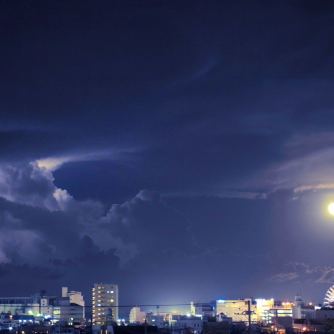 月と雷雲