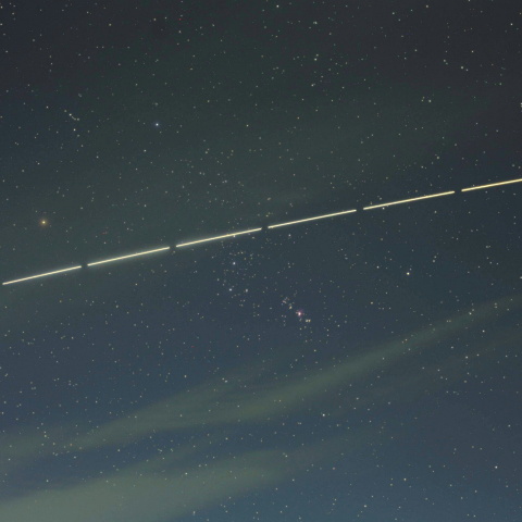 オリオン座を横切るISS