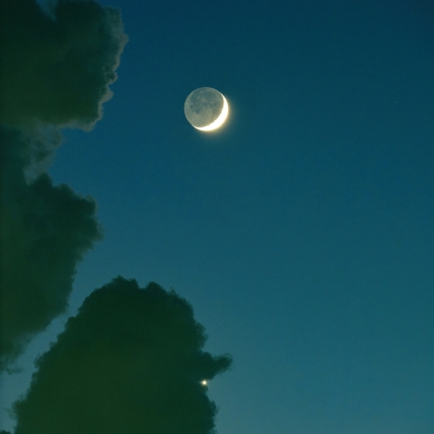 黒雲に喰われる金星と三日月