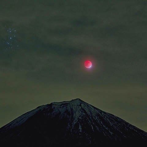 富士山と月食