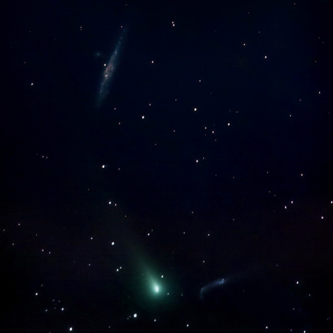 レナード彗星とクジラ銀河