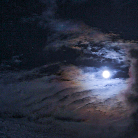 雲中の月と土星