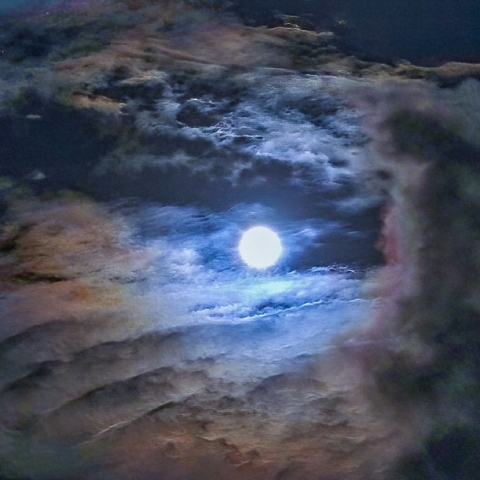 雲の波に漂う水晶の月