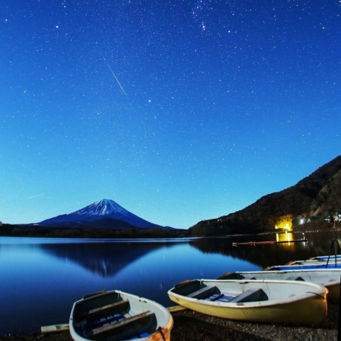 月あかりの湖畔にて（ふたご座流星群）