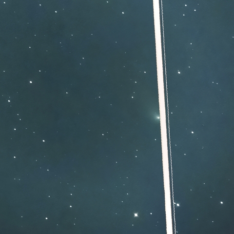 ZTF彗星（E3）の核をかすめるISSとドラゴン補給船（SpX-27）