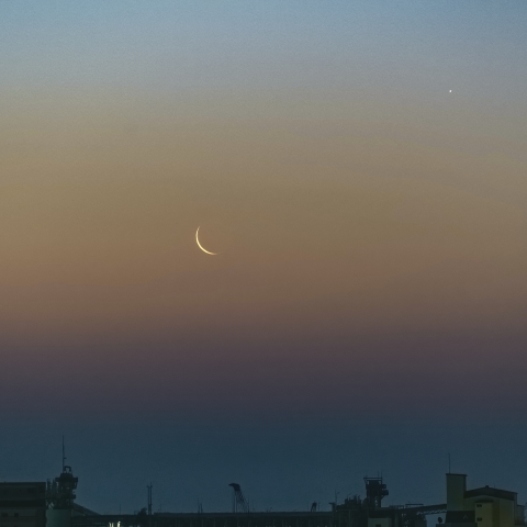 細い月と木星の接近