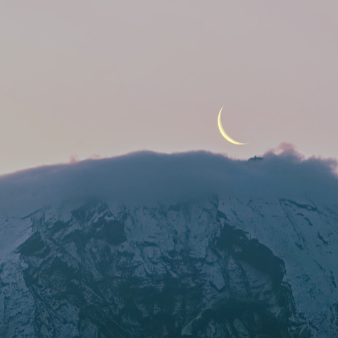 富士山頂に昇る細い月