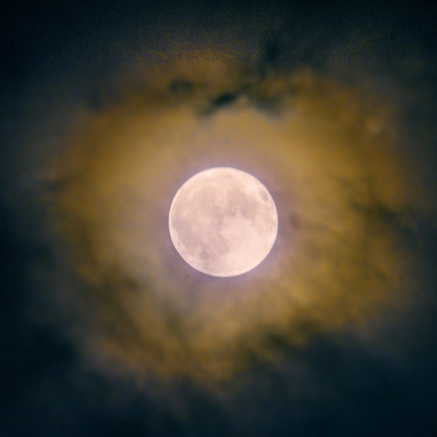 雲中のストロベリームーン