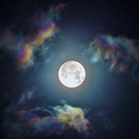 雲間のスーパーブルームーン