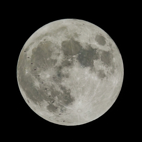 中秋の名月を通過するISS（古川飛行士搭乗）