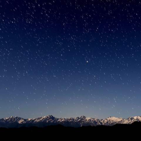 月明かりに照らされる北アルプス