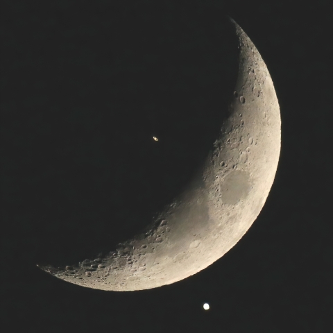 木星と土星の接近具合を月と比較しました。