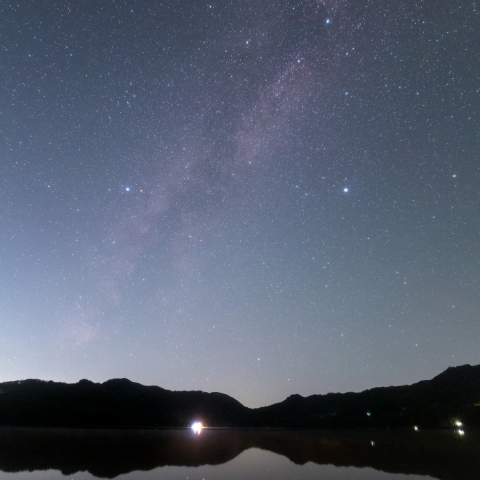 西に傾く夏の星座