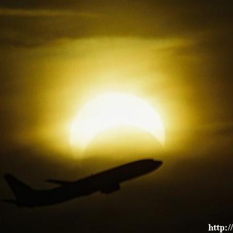 部分日食と飛行機