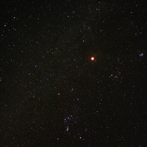 冬の銀河と皆既中の月