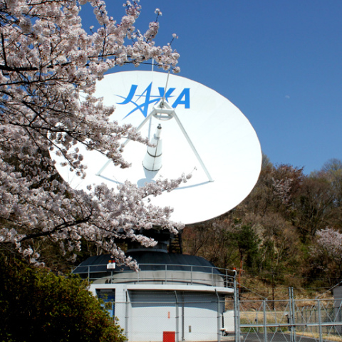 白昼半月と地球観測センター20110412