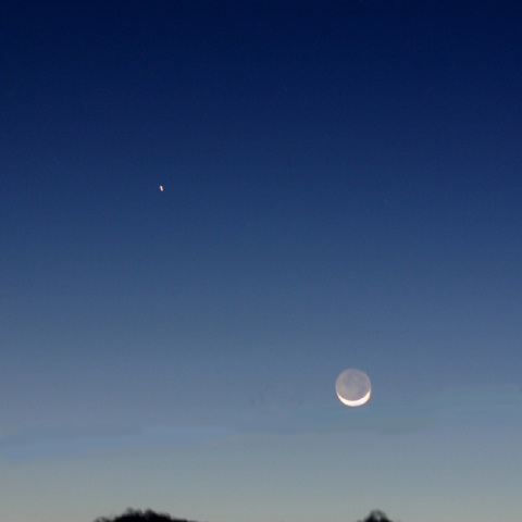 月、水星、プレアデス、夕空の競演