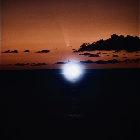 紫金山アトラス彗星と漁り火