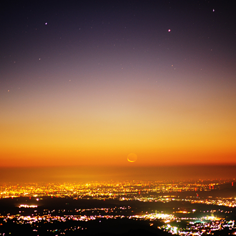 黎明の中の水星と月