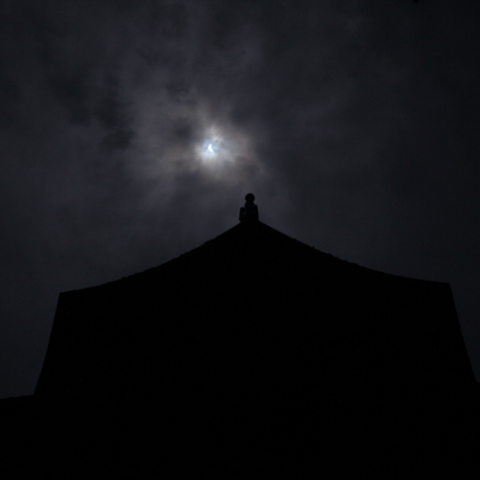 八角堂三重塔にかかる部分日食